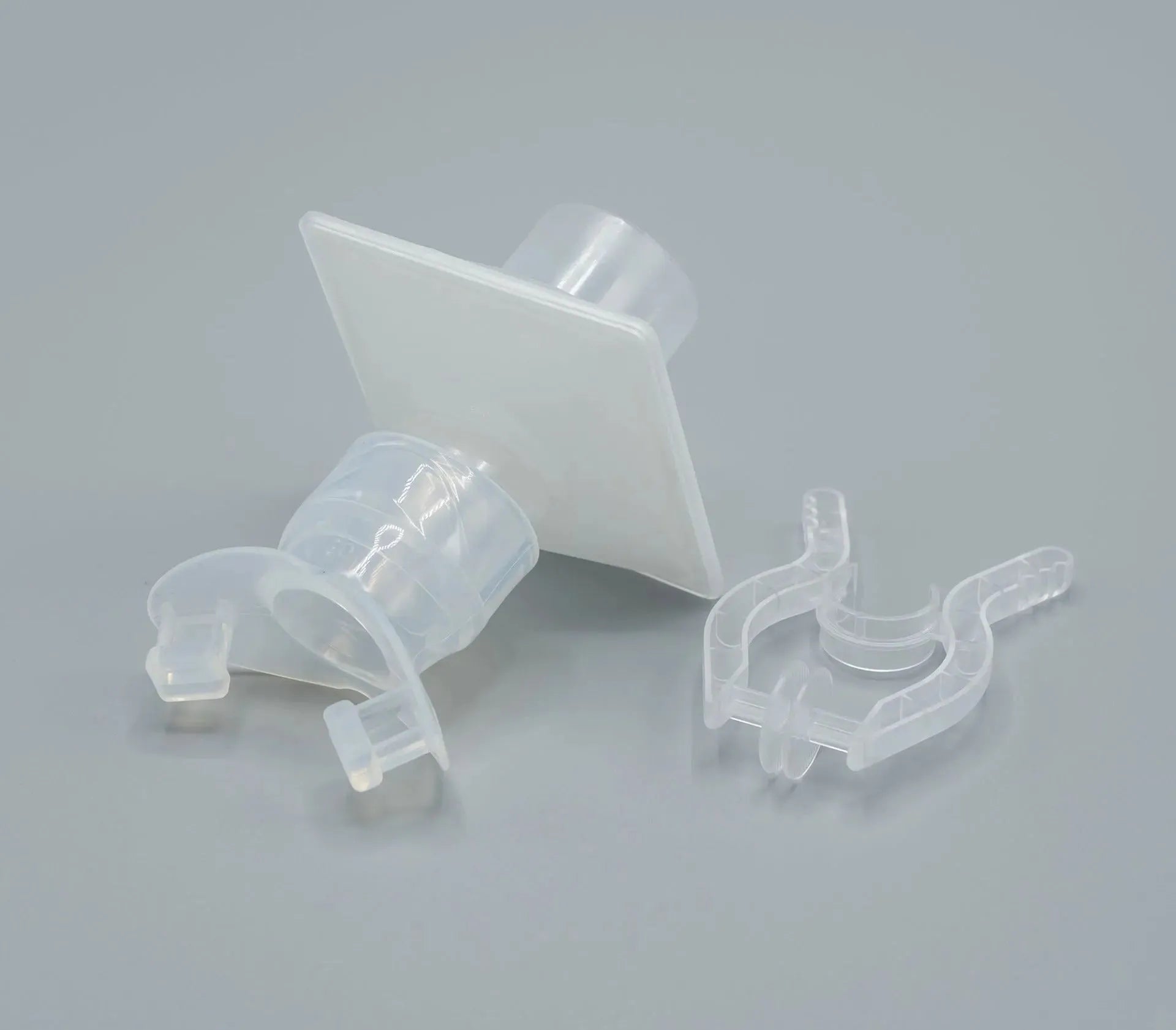The components of the Eco Lab Spiro Bacterial/Viral Filter kit are white translucent in color.  Along with the filter, an elliptical mouthpiece with a clear silicone front bite and an all-plastic eco-disposable nose clip are shown.